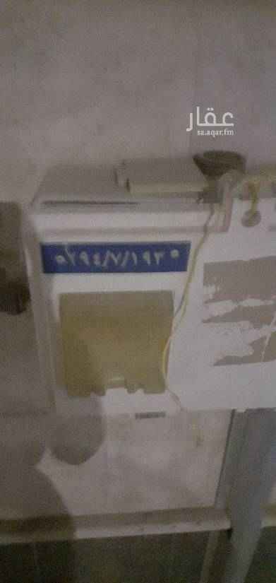 1712981 شقه في ضاحيه الملك فهد ٤غرف مجلس وصاله ومقلط وغرفتين نوم ماستر ٣حمامات