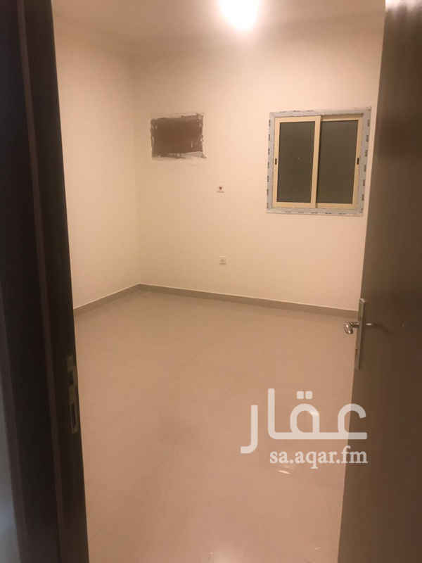 1693749 شقه اربع غرف وصاله + غرفه ماستر مع حوش صغير
جديده في مجمع سكني