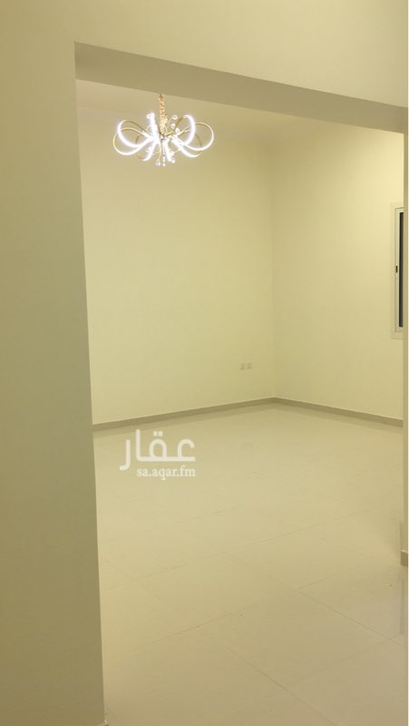 1473403 دور اول جديد بمدخل خاص عباره عن مجلس رجال ومجلس نساء ومقلط وصاله و٣غرف نوم ومطبخ ومستودع وثلاث دورات مياه
المكيفات والمطبخ راكبه
ويوجد غرفة سائق متوفره بأجار اخر
دفع الاجار ع دفعتين
حي الامانه