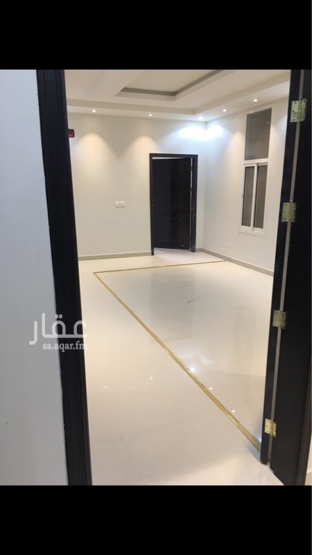 1555732 شقتين في فله
الاولى في الدور الاول
الثانية في السطح
كلاهما ٣ غرف وصاله
الغرف واسعه
المجلس مستقل بدورة مياه
الشقه اللي في السطح لها سطح مستقل يفتح ع الشقة
