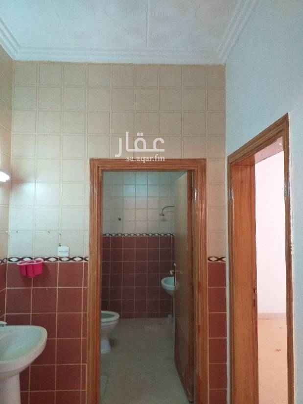 1667053 دور علوي واسع ٧ غرف + ملحق غرفتين وصالة +سطح+مدخل سيارة