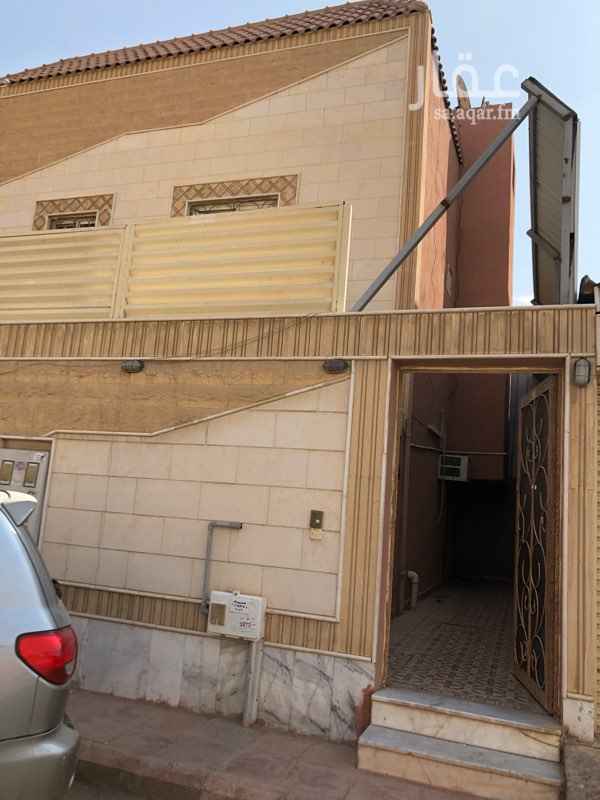 1297867 دور علوي مكون من خمس غرف وصاله وثلاث حمامات
والملحق غرفتين و حمام ومطبخ مغطى بشبك زراعي