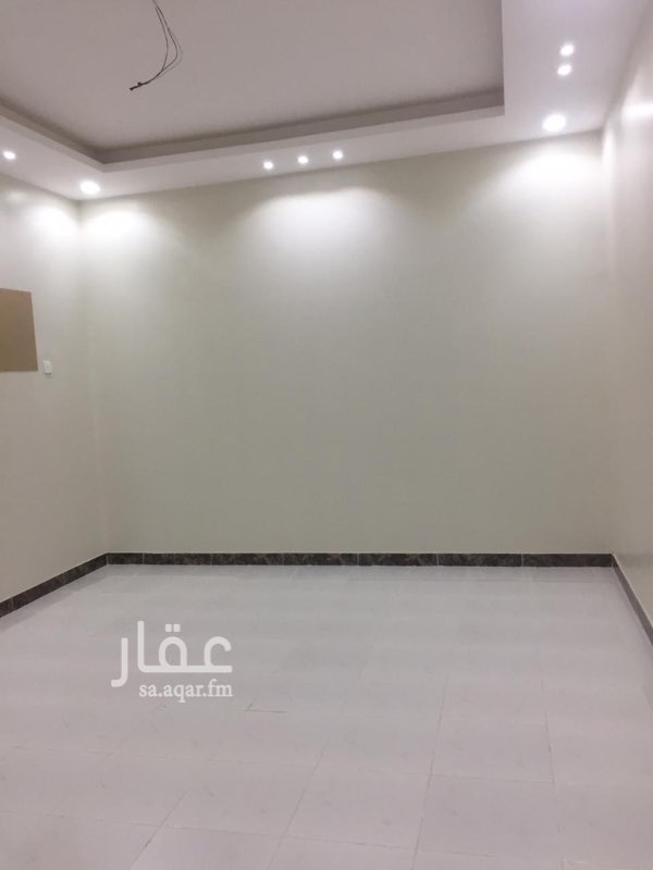 1586658 شقة للايجار ( جديدة ) الدور الاول 2 غرفة نوم كبيرة + صالة كبيرة + مجلس + مطبخ + 2 دورات مياة
الكهرباء مشترك نسبة تحمل فاتورة 40٪ من قيمة الفاتورة
الايجار 1300 ريال شهري
من المالك مباشرة بدون عمولة