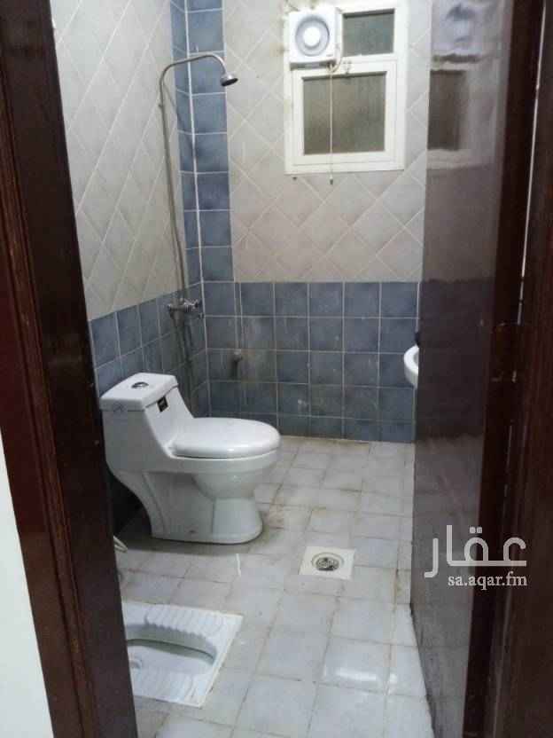 1687462 ٣ غرف وصله ومطبخ ودورتين مياه الشقه مدخلين الرجل والنساء وللي يبي مقطع يكلمني واتساب وكل ستة أشهر ٨٠٠٠ الف واسأل الله التوفيق للجميع