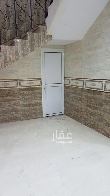 558883 غرف عزاب للايجار نظيفة و العمارة جديدة
ويوجد بالعمارة تموينات و محل خضار و مطعم