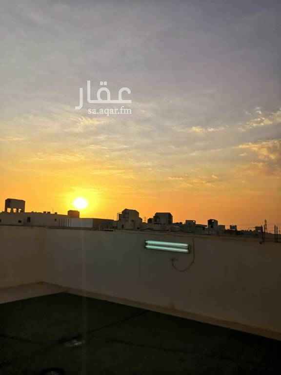 1649946 شقة ٤غرف وصالة و٢ حمام مع السطح كهرباء مستقيل الإيجار ١٨الف سنوي