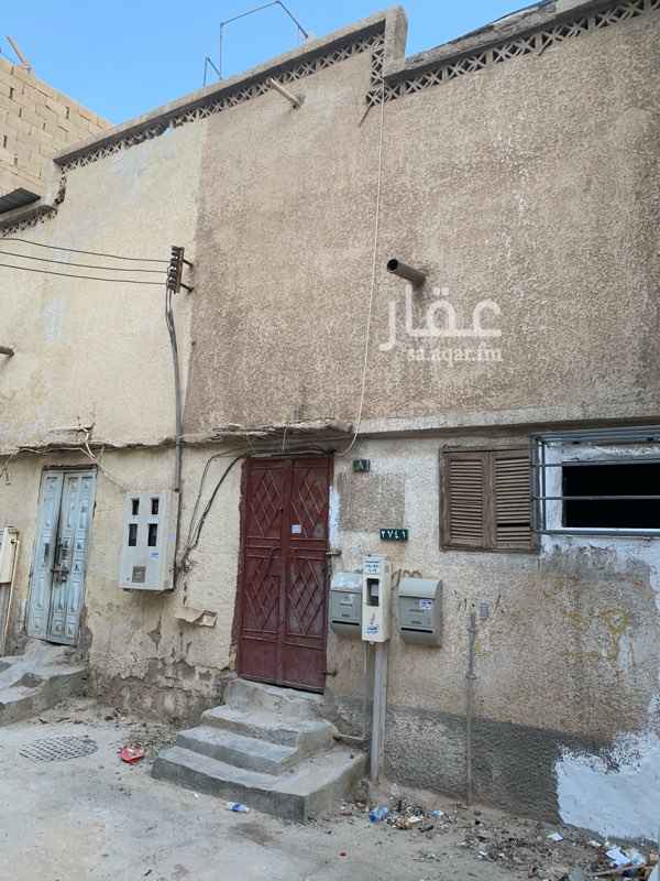 1325958 بيت شعبي قريب من جميع الخدمات يوجد سطح به غرف ودورة مياه