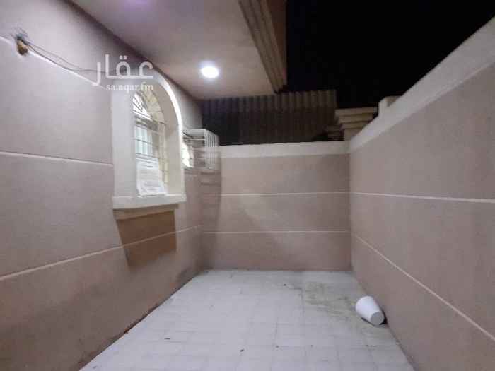 1578861 للايجار دور فى حى الجسر يتكون ثلاثه غرف نوم غرفه ماستر صاله مجلس وغرفه طعام مستودع كبير السعر قابل للتفاوض