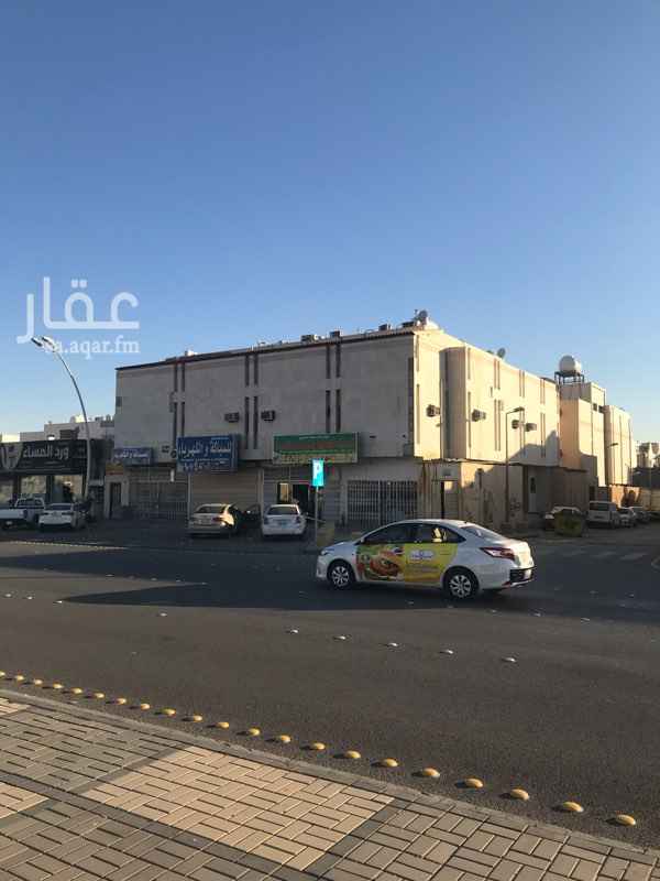 1410885 شقة رقم (٧) مكونه من ٣ غرف و صاله ( صغيرة ) و حمامين و مطبخ جاهز و مكان لغسالة الملابس و مكيفات راكبه ( عداد من يسكنون يجب ان لا يزيد عن ست اشخاص و العقود مع مؤسسات كبيره و شركات و يوجد شقق اخرى اصغر بنفس العمارة