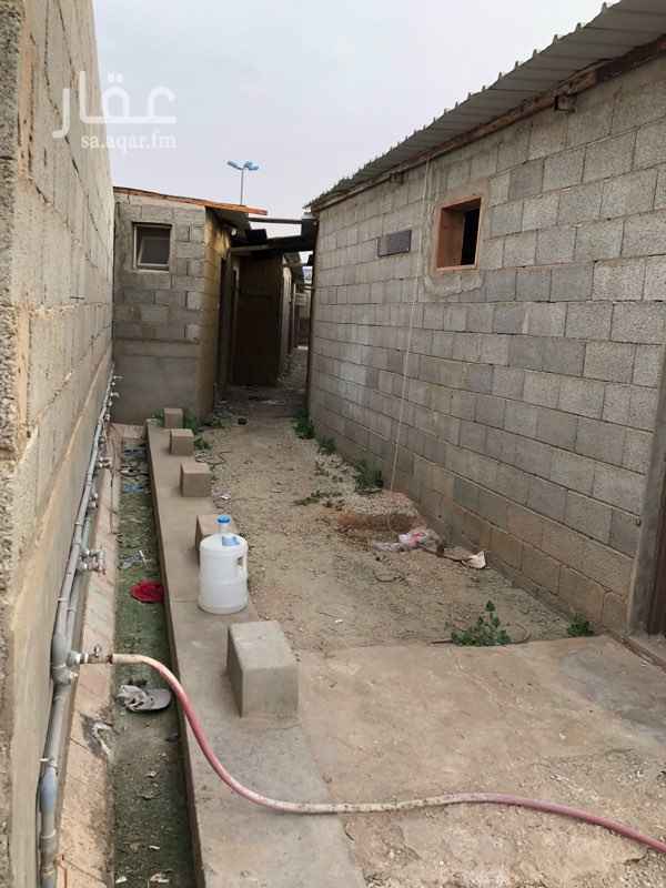 1406303 ارض مسورة فيها سكن للعمال جاهز مع دوراة المياه والمطابخ ومسجد ومستودع كبير ويوجد بئر ارتوازي مع غطاس يوجد كهرباء ٢٠٠ امبير وماء حلو من المشروع لامانع من ازالة المباني عند الحاجة