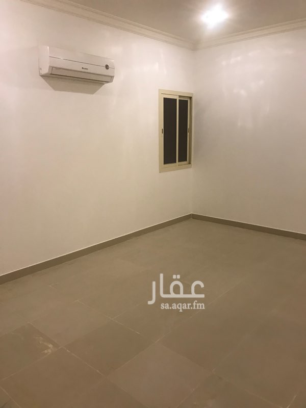 1583283 شقه سطح مدخل مشترك تتكون من ثلاث غرف نوم مجلس وصاله وحمامين ومطبخ ومكيفات راكبه بدون سطح خاص المالك يرغب بعائله صغيره