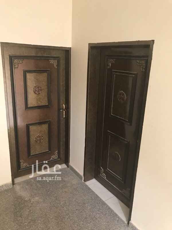 1584852 شقة دور علوي في فيلا مدخل مشترك تتكون من
٣ غرف ومجلس وصاله مطبخ راكب بدون مكيفات
عداد كهرب منفصل
رسوم الماء ٥٠٠
تامين ١٠٠٠
للتواصل مع رقمنا 0501060306