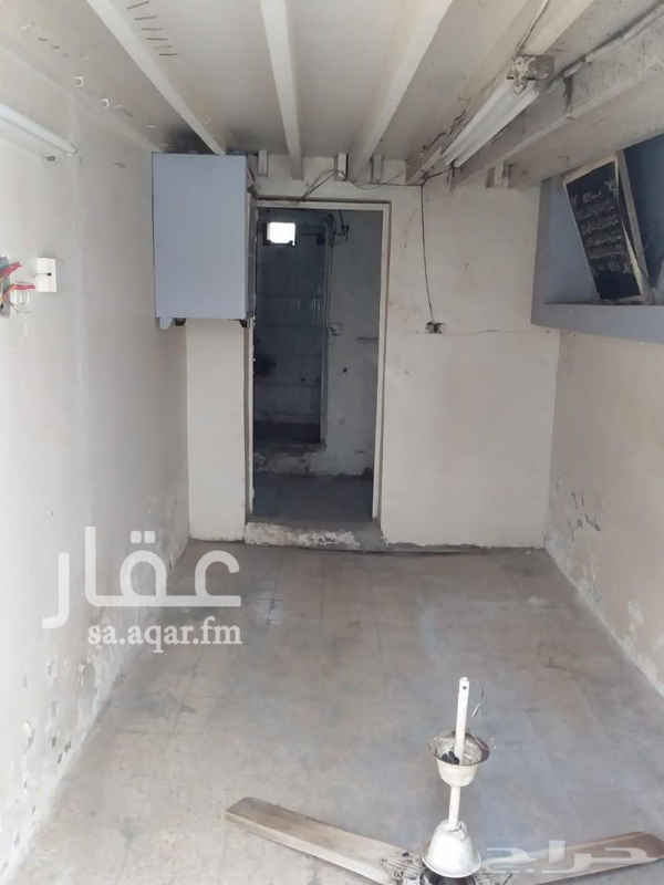 1398079 غرفة حارس للايجار مع حمام ومطبخ داخلي ب 400 شاملة المويه والكهربا علما يوجد مفتاح الخزان داخل الغرفة يحتاج الحارس لدخول لفتحه