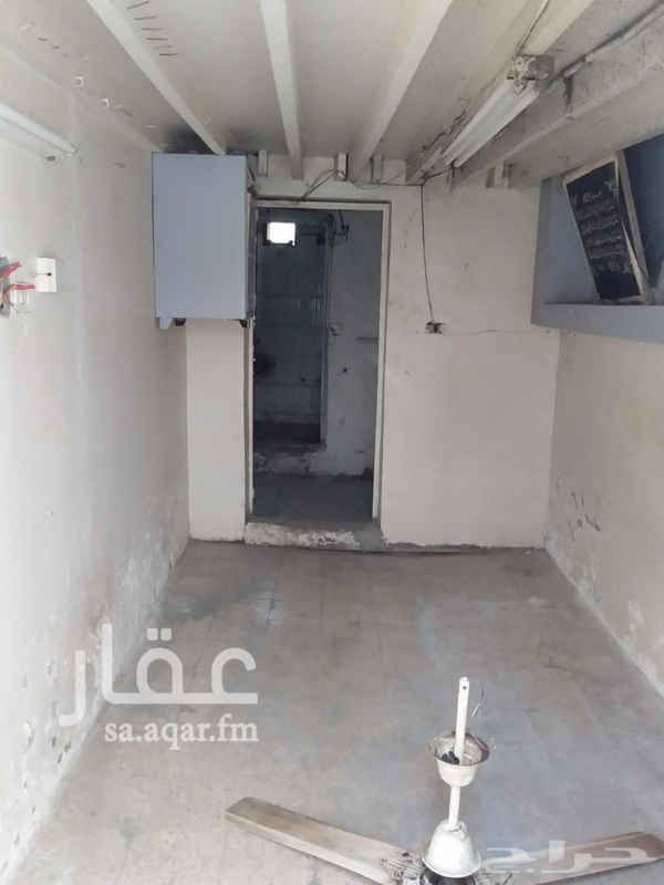 1398119 غرفة حارس للايجار مع حمام ومطبخ داخلي ب 400 شاملة المويه والكهربا علما يوجد مفتاح الخزان داخل الغرفة يحتاج الحارس لدخول لفتحه مساحة الغرفة 3 في 2