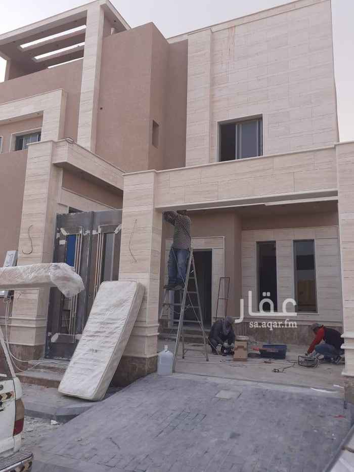 1704824 فيلا درج بالصالة مع شقتين جنوبية شارع ١٨متر الدور الارضي غرفة سائق ومدخل سيارة وملحق خارجي ومجلس ومقلط وصالة وغرفة كبار سن ومطبخ ومستودع ومؤسس مصعد الدور العلوي ثلاث غرف نوم والسطح غرفة خادمة والشقق كل شقة ٣غرف وصالة مساحة ٤٣٢متر بيع مليون ٧٠٠إن شاء الله حي العارض