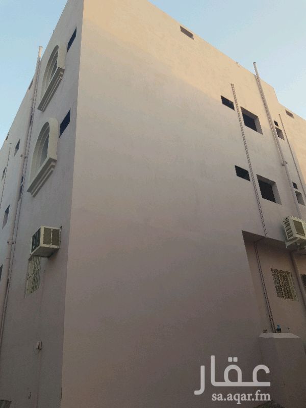 1380756 عمارة ٣ ادور الدور الأول فلة ٦غرف و٣ حمامات ومطبغ وصالة كبيره جدا الدور الثاني شقتين كل شقة ٣ غرف و٢ حمام ومطبغ وصالة والدور الثالث نفس الثاني مع العلم ان الدور الثاني والثالث لم يشطب بعد عمر العمارة سنة في تأسيس مصعد لتواصل على الرقم 0553976371