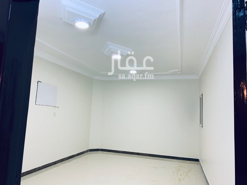 1554807 شقه عائلية تتكون من مجلس ومقلط وصالة وغرفتين ومستودع صغير ومطبخ و3 دورات مياه
الغاز مركزي الي المطبخ
