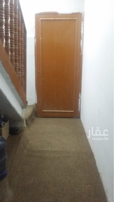 1504817 ملحق مكون من غرفتين وصاله ودورة مياه واحده البويه جديده الشباكة جديدة والكهرب جديد الكهرب مشترك مع الدور الثاني عوائل فقط