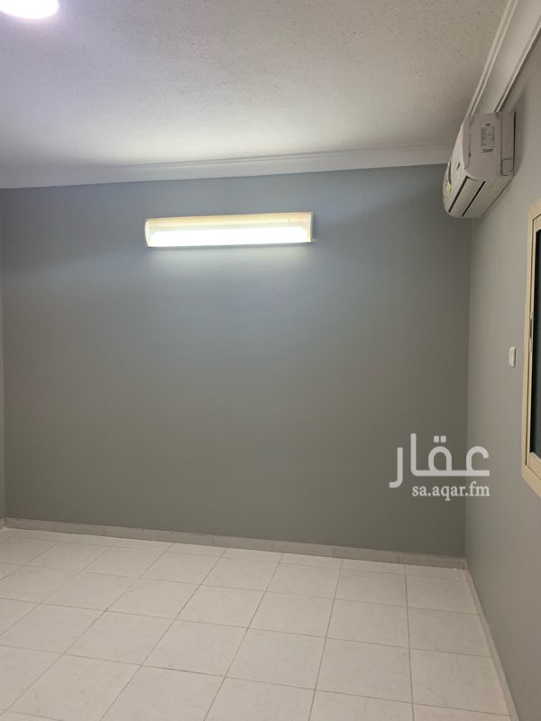 1635513 شقة شبه جديدة، دور ثالث فيلا، تحتوي على ثلاث غرف وصالة ودورتين مياه، ( غرفتين وصالة ومطبخ ودورة مياه مستقلة، وغرفة ودورة مياة مستقلة).
مدخل مستقل، مدخلين للشقة، ومدخل ثالث لسطح صغير، بويات جديدة، مطبخ راكب، مكيف سبيلت للصالة راكب.