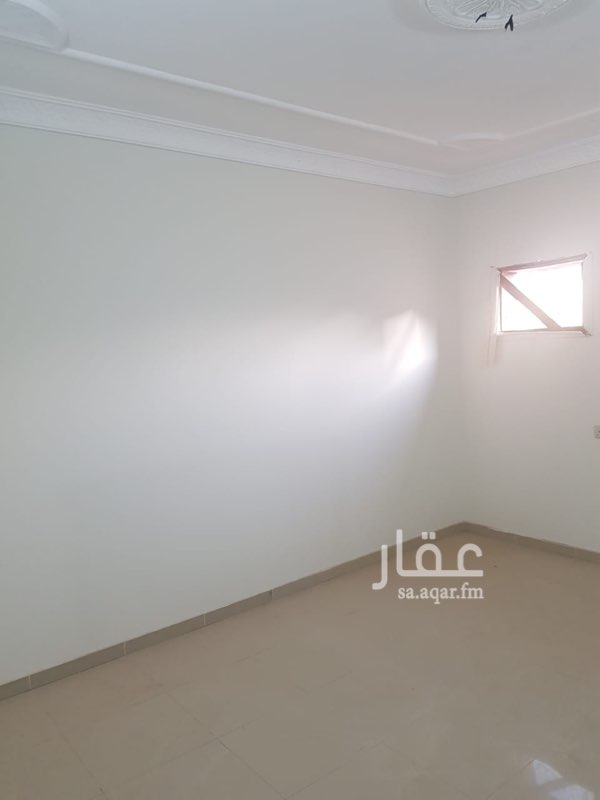 1643570 شقة ثلاث غرف وصاله مجلس كبير وغرف واسعه والسطح واسع مجدد بوية جديدة ولمبات ليد جديدة ماتصرف كهرب العدد مستقل لامانع من الشهري او السنوي الموقع الرمال الذهبي شارع 20 وجامع الرمال قريب سيكون سعر خاااص للعرسان