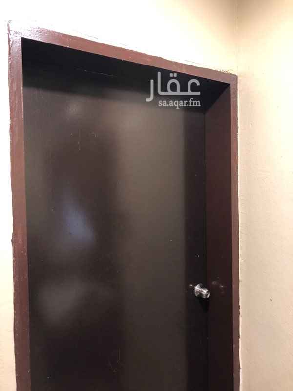 1685262 شقة عوائل بحي الوزارات بموقع مميز مكونة من غرفتين نوم وصالة كبيرة ومطبخ وحمامين وبلكونة يوجد ساحات كبيرةو مواقف كبيرة من الجهتين الغربية والشمالية قريبة من الخدمات والبنوك ومسجد ، الإيجار على دفعتين نصف سنوي عداد الكهرباء مستقل الماء مشترك