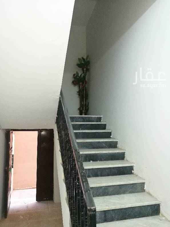 1691475 دور علوي مستقل مع السطح 4 غرف وصالة ومطبخ كبير و 2 دورة مياه وغرفة صغيرة للخادمة او مستودع مداخل وممرات واسعة مع خيمة بالسطح.
التواصل عبر الموقع أو واتساب
