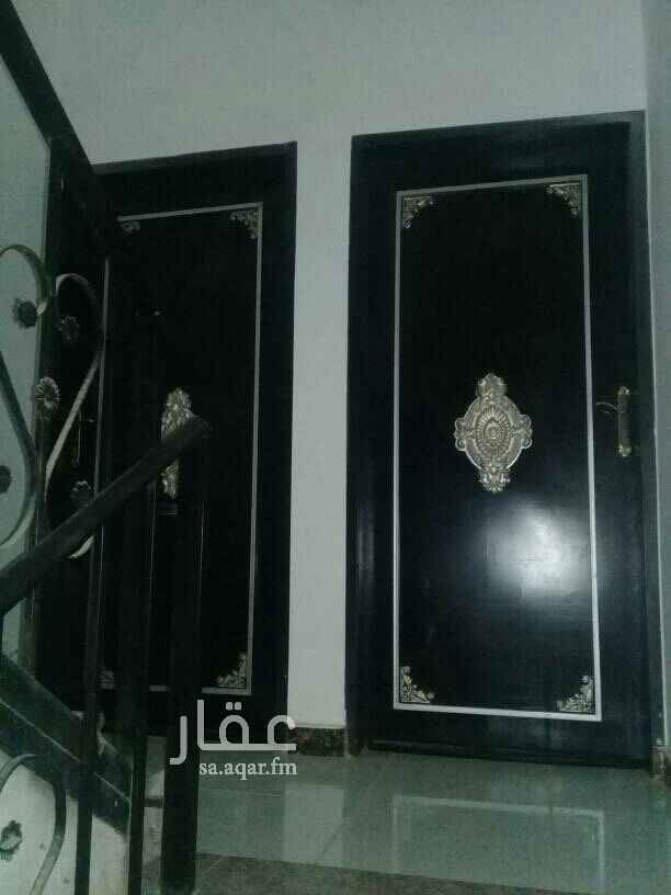 1750394 ثلاث قرف وصاله دور اول الكهرباء مستقل مدخل خاص. غريب من الخدمات وشقه نضيفه.