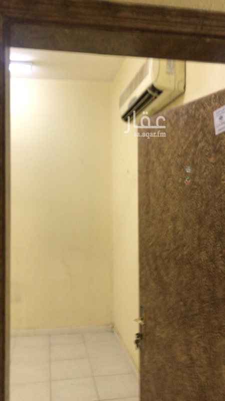 1514705 العمارة قريبة جداً من شارع الفريان والستين
الشقة مكونة من :
غرفة
حمام
مطبخ صغير
٤٢٠٠ ريال ايجار سنوي - الدفع ٦ شهور
٣٠٠ رسوم المكتب