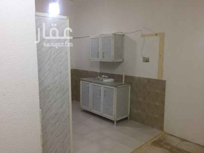 1580091 شقه في الدور الاول تقع في فيلا خاصة، الغرف كبيرة جدا جدا ، ومجدده والمطبخ راكب ، وتم غسلها وتلميعها وجاهزه للفرش ، ولا تحتاج لاعمال صيانه نهائياً ، يوجد مكيف واحد في احدى الغرف ، والكهرباء مشترك مع الجار ، حيث لا يوجد الا جار واحد من الجنسية المصريه وعائلته صغيره ، وآخر في الملحق بالسطح فقط ، والموقع هادي ومريح، للتواصل مع المعلن ٠٥٥٤٤٣٨٨٦٩