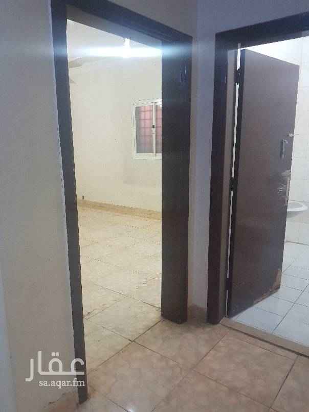 1747786 شقة عوائل بحي النهضة شغالين عليها ترميم والصور قبل التجديد وسوف نجدد للبويه والسباكة والانااااره و بها مواقف وخدماااات بقالة حلاق ومغسلة وقريبه مدارس وعل شارعين والشقة وسيعه وغرف وسيعه وعدادهاااا مستغل والعمااااره هادئة ومطبخ واسع وحمام واسع بعمارة عل شارعين وبهااا مواقف ومدخلها بلحاره شارع 20 وسيع و ايجارها ب15000 بسنة ومويه 200 السنة من المالك مباشرة