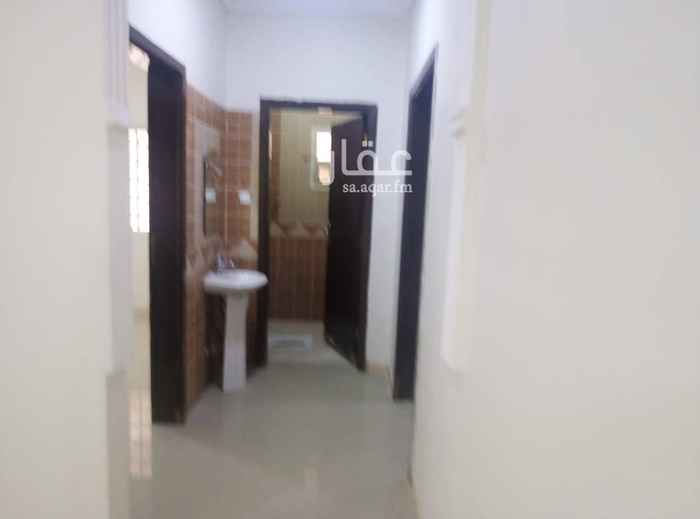 1758931 شقتين بفيلا واحدة بحي الخليج بالدور الأول. العداد مشترك كل شقة ثلاث غرف وصالة ودورتين مياه. الشقق مجددة.السعر ١٥ الف كل شقة