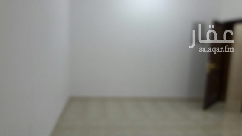 458020 لدينا غرفتين بمنافعها وثلاث غرف وصاله وحمامين وكل حمام به كرسيان عربي وآخر افرنجي ،كما يتوفر الماء ضمن شبكة الشركة الوطنية للمياه