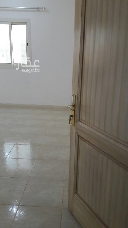 829821 لدينا شقة للايجار تناسب الأسر الصغيرة والعرسان مكونة من غرفتين ومطبخ وحمام واُخرى بها صالة وحمامين بقرب متاجر العطاء وشعبة مرور خليص وعلى مقربة من جامع القطان وسط حي السلام الراقي .