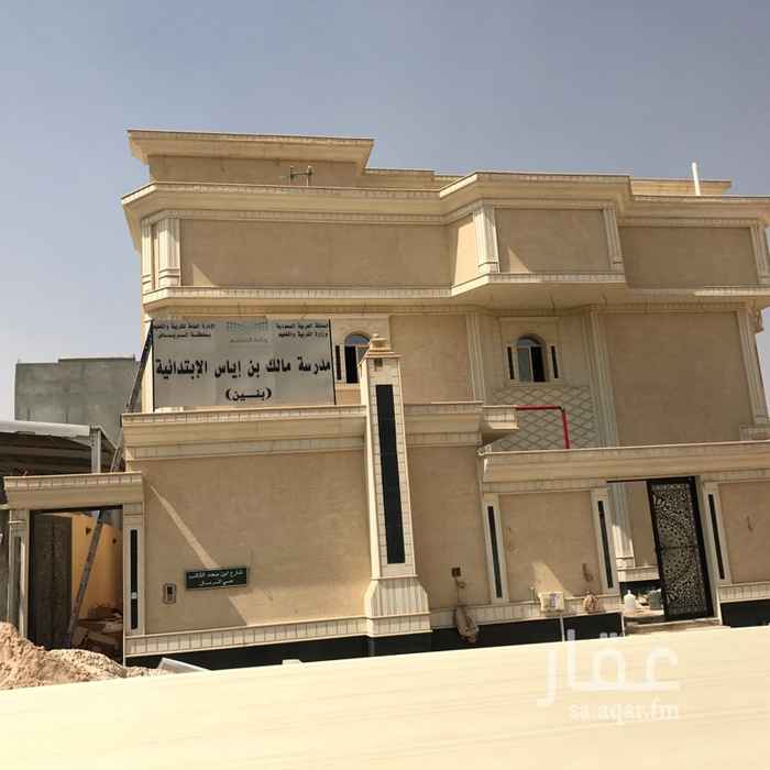 1583513 فلة في المقدمة درج داخلي تتكون الارضي مجلس مقلط مطبخ غرفة مجلس نساء وصالة كبيرة و2 حمام والعلوي 5 غرف 3 ماستر و 2حمام مشترك وصالة كبيرة وغرفة في الصطح حمام كبير للغسيل ملحق في الحوش مدخل سيارة مسلك غاز مركزي للفة والشقق واربع شقق منها 1 ارضية وحدة دور ثاني وثنتين دور ثالث وكل الشقق تتكون من 4 غرف وصالة ومطبخ و3 حمامات مقاسات الغرف ماتقل عن 4/5 تصميم روعة ماجرة مدرسة بنين ابتداي حكومي مبلغ ممتاز
للجادين فقط جوال 0554481584 الرجاء مراعاة وقت الاتصال الفلة عليها صنوق عقاري على النضام القديم