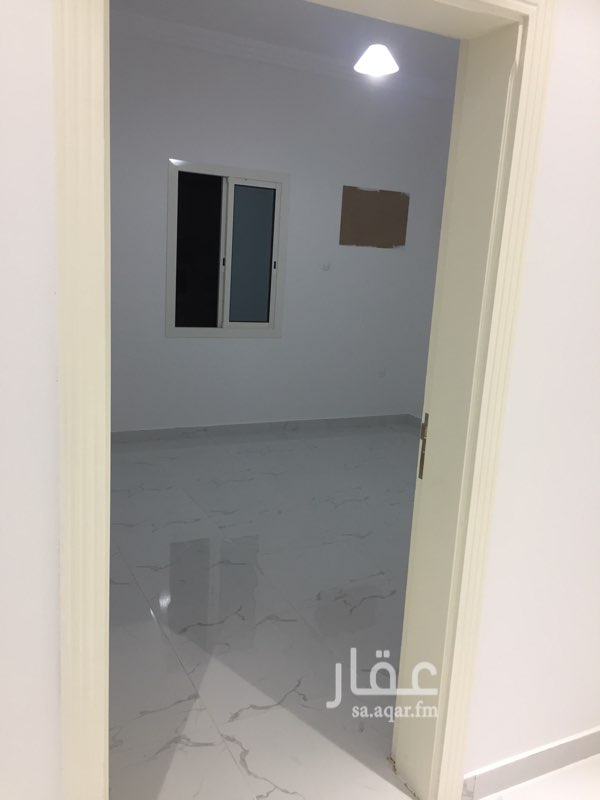 1551695 شقة مكونة من :
غرفتين
صالة
حمام
مطبخ تم تركيب دواليب مطبخ
درج عام و درج طؤاري
مصعدين
تشطيب فاخر جدا
موقف خاص لكل شقة
تم تركيب مكيفات اسبيلت في الصالة لكل الشقق