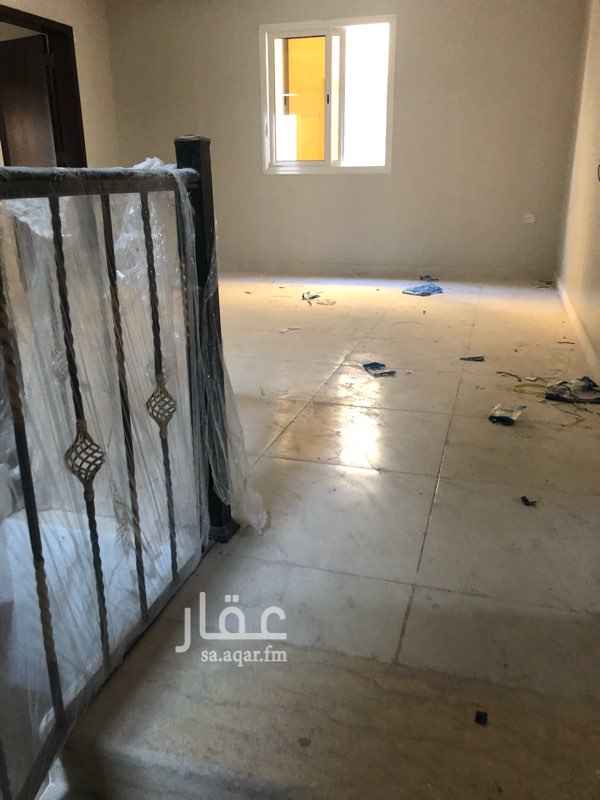 1736997 عبارة عن دبلكس مكون من خدمات في الدور الارضي واربع غرف نوم وملحق مكون من غرفتين