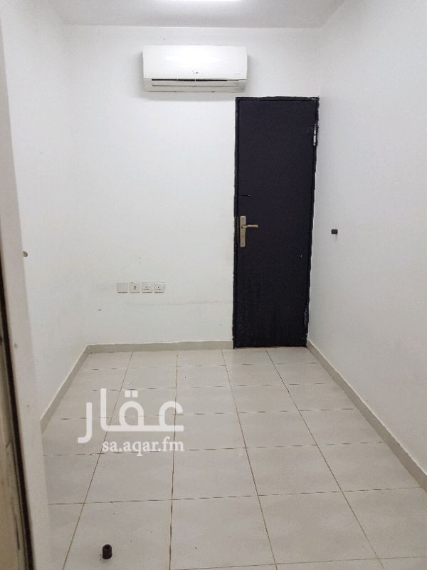 1675603 غرفة سائق ملحقة بفيلا ، بداخلها دورة مياة ومطبخ ، سيتم تركيب مجلى ، يوجد بها مكيف أسبليت ، ومركب صحن دش خاص بالقنوات الهندية ، الايجار شامل الكهرباء والماء ، للتواصل (واتس آب)