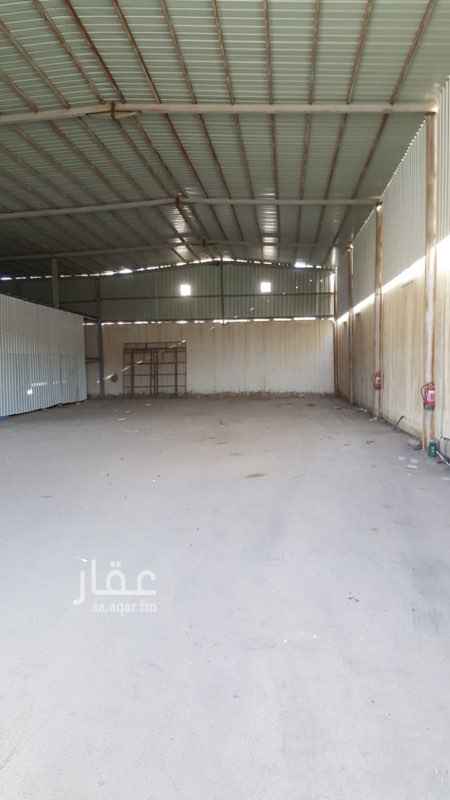 1475350 ارض مساحة 1200 متر على شارعين تجاري 52 م شرقي وشارع شمالي 20 متر عليها مستودع على مساحة 600 متر يوجد اربع غرف وحمام ومطبغ في حالة ايجار المستودع فقط المبلغ 80000 الف