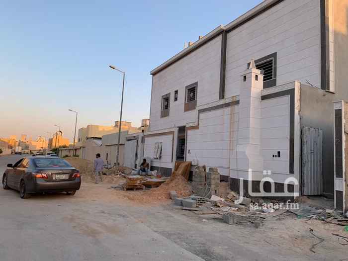 1689695 فلة جديدة مساحة400م مسروق وشقتين في المربع الذهبي وقريبة من المسجد و المدارس موقع مميز بحي الحزم
ابراهيم التميمي
0554666024