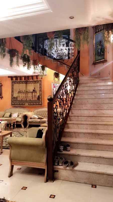 995517 ڤيلا ثلاث أدوار في الطائف الحلقة الغربية مساحتها ٨٠٠م٢ عمرها ١٢سنة
مكونة من :
الدور الأول :
مجلس ومقلط وصالة ودورتين مياه ومطبخ وغرفة شغالة بحمامها
وبيت شعر في حوش المدخل مقاس ٤في ٦
وشقة ثلاث غرف وصالة وحمامين ومطبخ وحوش للاستثمار .
الدور الثاني :
٥ غرف وثلاث حمامات ومطبخ أمريكي
الدور الثالث :
دور كامل مشطب من ست سنوات ومكون من ٦ غرف وثلاث حمامات للاستثمار
وله مدخل خاص
مؤجر حالياً ب٢٥ ألف