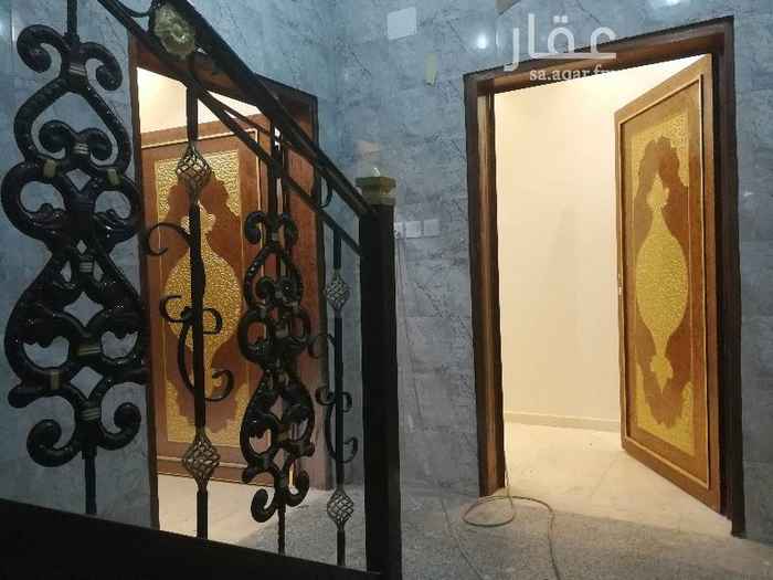 1580397 دور ارضي للايجار خمس غرف وثلاث دورات مياه ومطبخ جاهز ومركب تشطيب فاخر مع دائري ارتداد مدخل مشترك وعداد كهرباء وخزان وموقف سياره مستقل في حي المعارض التحليه خميس مشيط مخطط الجامعيين خلف معارض السيارات حي هادئ ويفضل ان يكون المستأجر حديثي الزواج أو عائله صغيره ويوجد عامل لنظافة المداخل الداخلية والخارجية وللدرج يتواجد في الشهر اربع مرات بمعدل كل أسبوع مره واحده على حساب المالك ودمتم سالمين.