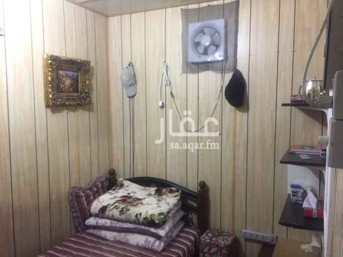 1685159 غرفة للايجار في سطح عماره عباره عن كرفان شبه جديد تصلح لشخص واحد شامل الكهربا والماء 9000 ريال
حمام ومطبخ خارجي