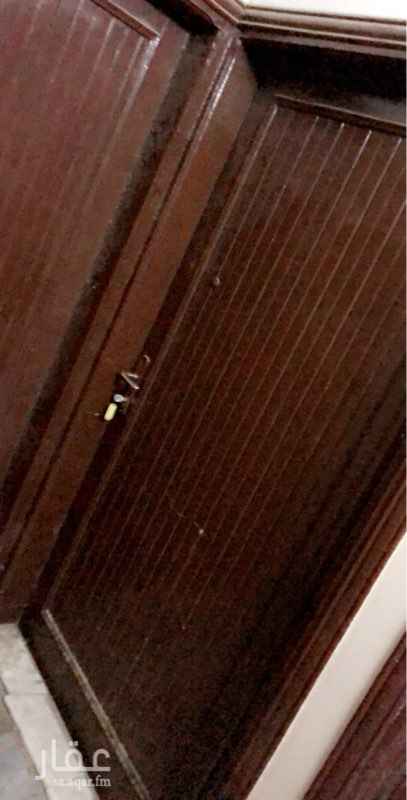 1652319 شقة بحالة ممتازة يوجد بها بلكونه وثلاث غرف كبيرة وصالة ومطبخ ودورتين مياة صغيرة وكبيرة،
المالك متفاهم جدا ،،
الدفع سوف يكون ١٠٠٠٠ كاش او ١٢ الف ريال دفعتين، كهرب منفصل
مكان جدا امن على الشارع العام مقابل دار التوجيه قريبة من طريق الخرج
رقم المالك ٠٥٥٥٨٤٤٤١٢