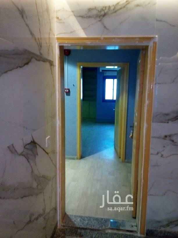 1608689 مكتب للايجار مساحته ١٢٠م٢ تقريبا بسعر ٦٠.٠٠٠ ريال بحي المحمدية ويطل على طريق الملك فهد يمتاز بالقرب من هيئة سوق المال وبنك الامارات الوطني ويوجد موقف للسيارات ويوجد امكانية تشطيب وتأثيث وتكيف المكتب على المستأجر. ( ملاحظة:- يوجد إمكانية السداد ربع سنوي)