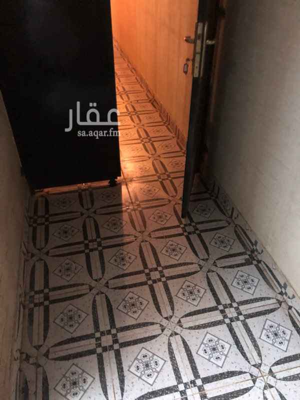 1511083 غرفة مع حمام في فيلا سكنية مؤثثة يوجد فيها مكيف سبلت مع سرير وطاولة والايجار شهري .