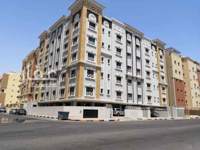 1652553 تتكون من:
مجلس رجال كبير يتسع لطقمين كنب او طقم وغرفة صفرة مع حمامه المستقل والمغاسل
غرفة جلوس العائلة المطلة على الشارع العريض مع مطبخ كبير وخزن مطبخ وشفاط رائحة حديث ديجيتال غرفتين نوم كبار مع حمام رئيسي وغرفة نوم الرئيسية مع حمام داخلي ماسترطبعا هناك مصف للسيارة باركنج تحت العمارة لكل شقة ومزودة بقفل الكتروني لمدخل العمارة الرئيسي يفتح بالبطاقة مع نظام الانترفون داخل الشقة مع شاشة لرؤية الزائر وهناك شركة خدمات مسؤولة عن صيانة العمارة بالكامل مع رسوم المياه.