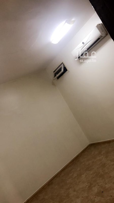 1703521 غرفه للايجار في شقه عزاب تحتوي على غرفتين ومطبخ وحمام مشتركين
المطبخ مجهز بالكامل
يوجد بالغرفه : مكيف سبليت بريموت - مطليه حديثًا - ارضيه سيراميك
الغرفه لشخص واحد او شخصين و يمنع التجمعات تماما
شامل الماء والكهرباء
((( التواصل واتس اب فقط )))