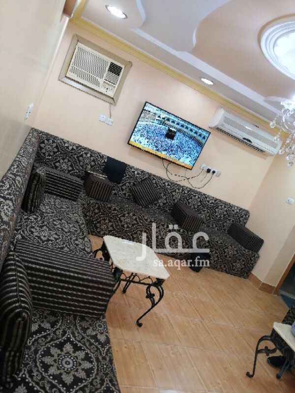 1313987 استراحة مسلحه قسمين ديوانيه بمنافعه وغرفتين نوم بمنافعها وبيتامريكي عبارة عن غرفه وصاله ومطبخ وحمامين وحوش كبير