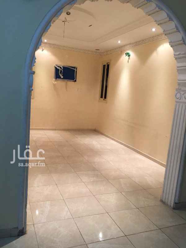 1402950 شقة في حي الشهداء مكونة من أربع غرف و صالة و مطبخ مدخلين
وتوجد شقة خمسة غرف ولكن لا توجد الصور
وتجديد البوية للمستاجر