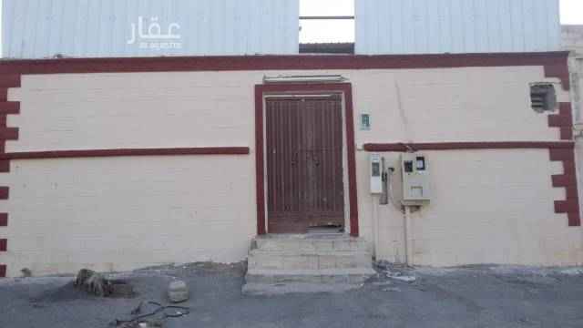 1511324 عرض لكم بيت مسلح في حي الحأير يتكون من 1 مجلس كبير1صالة كبيرة يمكن فصلها لين اثنين 2غرف نوم اضافه يوجد ممر سيب بينهم 1مطبخ كبير 2دورتين مياه حوش اضافه يوجد1غرفه في الملحق عرض الشارع حول 25يفتح شرقا مميزات العقار متوسط المدارس بنين وبنات بجوار مسجد جامع جمعه وجماعه جنبه مركز اسعاف وخدمات قريب من الشارع العام في مكان مميز مساحه العقار 169 عمر العقار حول 25سنه حد اللبيع 200الف ☆☆